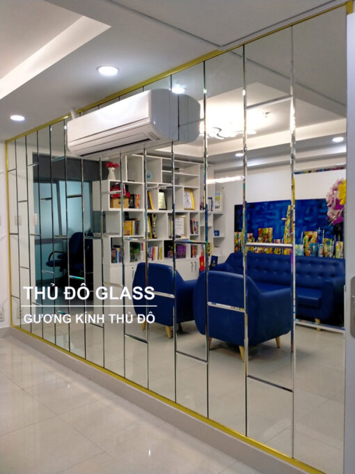 Mẫu gương ghép dán tường phòng khách đẹp